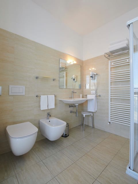 Comfort Quadruple Room, Private Bathroom | Bathroom | Shower, free toiletries, hair dryer, bidet