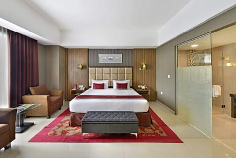 Executive Room (Suite) | Minibar, in-room safe, desk, laptop workspace