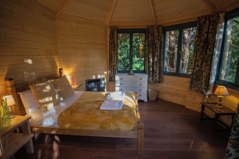 Deluxe Cabin, Garden View | Hypo-allergenic bedding, individually decorated, individually furnished