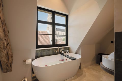 Deluxe Room | In-room safe, desk, blackout drapes, soundproofing