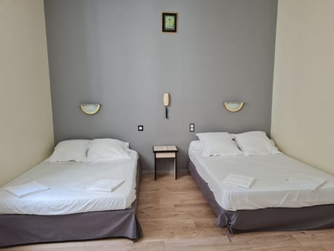 Quadruple Room | Desk, free WiFi, bed sheets