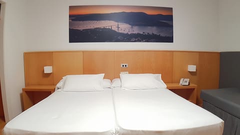 Triple Room | Desk, soundproofing, free WiFi, bed sheets