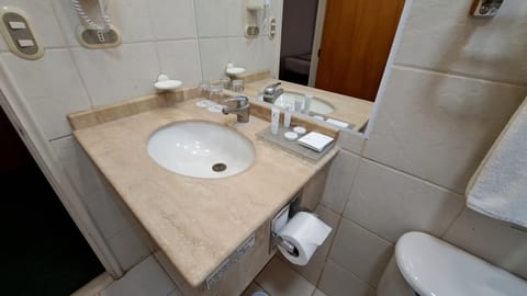 Combined shower/tub, free toiletries, hair dryer, towels