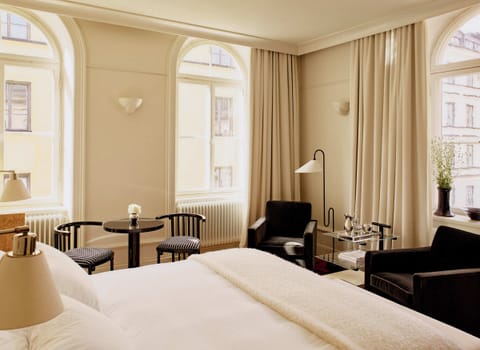 Corner Suite | Frette Italian sheets, premium bedding, down comforters, minibar