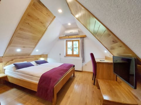 Triple Roof room | In-room safe, desk, free WiFi, bed sheets