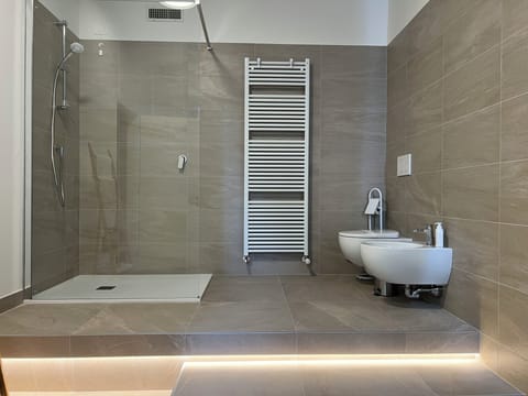 Comfort Studio Suite, 1 King Bed, City View | Bathroom | Shower, hair dryer, slippers, towels