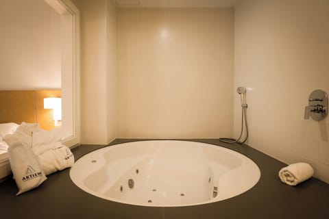 Superior Double Room, Hot Tub | Bathroom | Free toiletries, hair dryer, towels