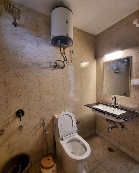 Superior Single Room, Mountain View | Bathroom | Combined shower/tub, slippers, towels, soap