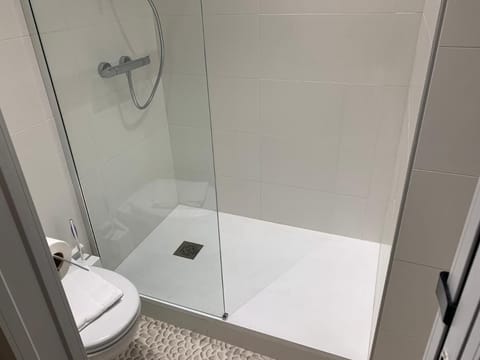 Comfort Twin Room, City View | Bathroom