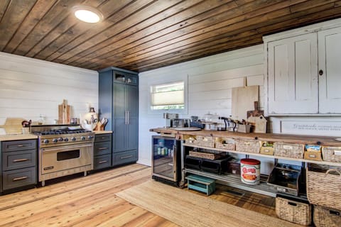 Cabin, Multiple Beds, Fireplace | Private kitchen | Fridge, microwave, oven, stovetop