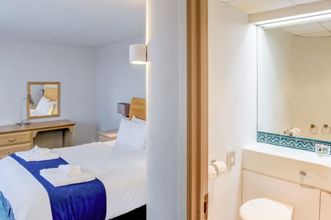 Standard Room, 1 Double Bed | Desk, soundproofing, iron/ironing board, bed sheets