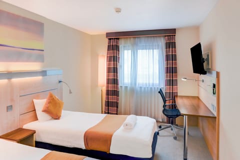 Standard Twin Room, 2 Twin Beds | Desk, laptop workspace, iron/ironing board, bed sheets