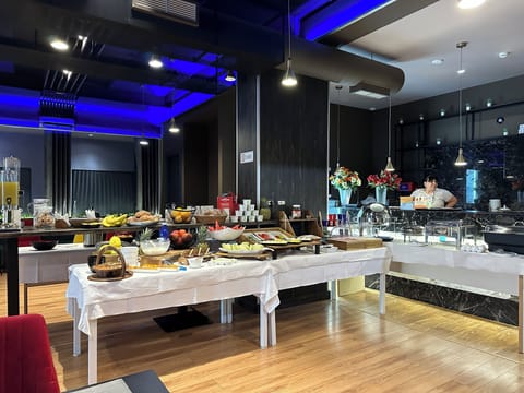 Free daily buffet breakfast