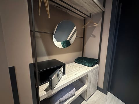 Deluxe Triple Room, 1 Bedroom | 1 bedroom, Egyptian cotton sheets, premium bedding, minibar