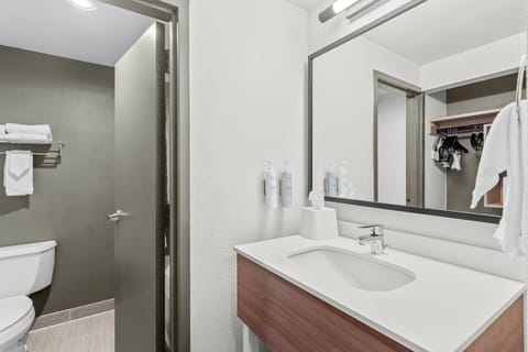 Combined shower/tub, free toiletries, hair dryer, towels