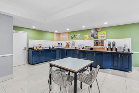 Breakfast, lunch, dinner served; American cuisine