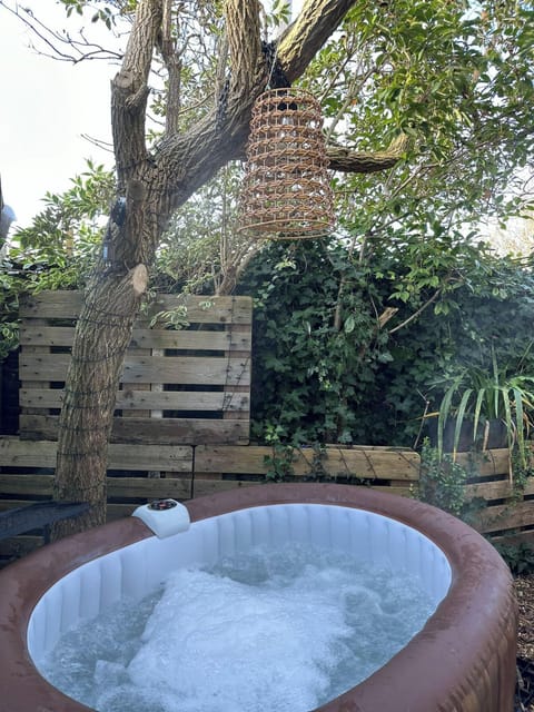 Cabin | Outdoor spa tub