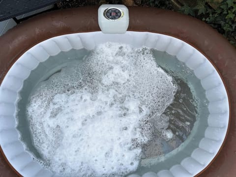 Cabin | Outdoor spa tub