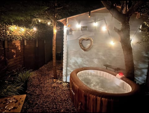 Cabin | Outdoor spa tub