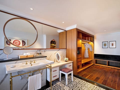 Luxury Room - King | Bathroom | Separate tub and shower, free toiletries, hair dryer, bathrobes