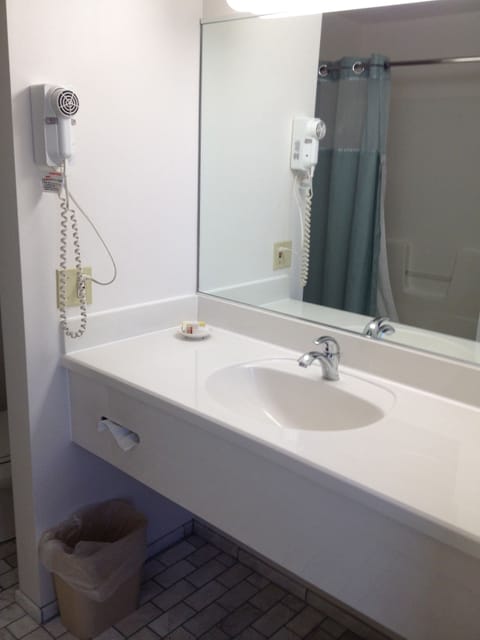 Combined shower/tub, free toiletries, hair dryer, towels