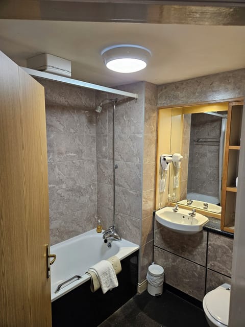 Combined shower/tub, free toiletries, hair dryer, towels