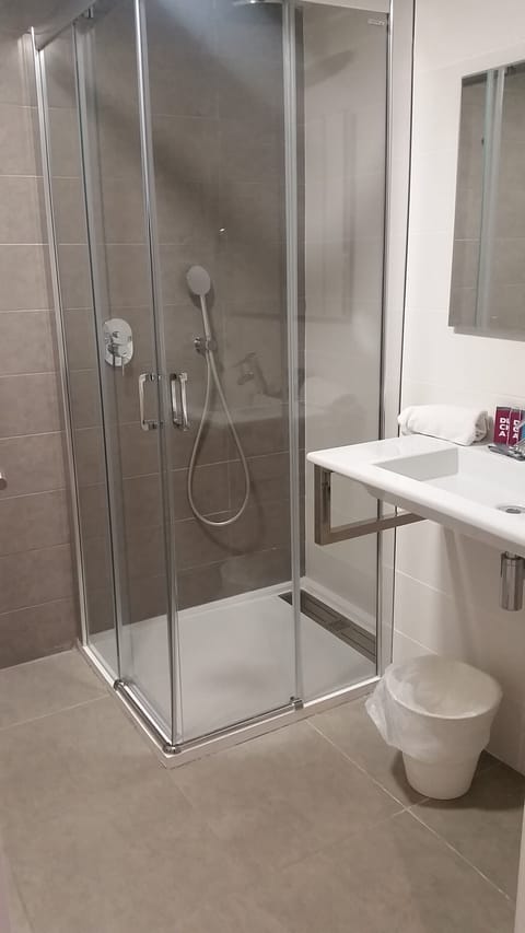 Comfort Triple Room, Balcony | Bathroom | Shower, rainfall showerhead, free toiletries, hair dryer