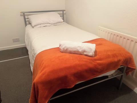 Comfort Single Room | Laptop workspace, iron/ironing board, free WiFi