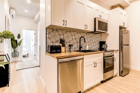 Superior Apartment | Private kitchen | Electric kettle, toaster