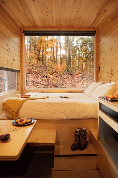 Cabin, 1 Queen Bed | Desk, laptop workspace, bed sheets