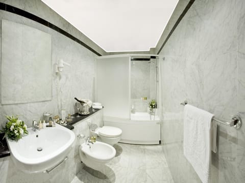 Double Room Single Use | Bathroom | Separate tub and shower, jetted tub, free toiletries, hair dryer