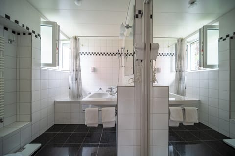 "Panorama" Junior Suite with balcony - Villa Giuliano | Bathroom | Free toiletries, hair dryer, towels