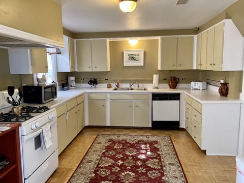 Sarah Danner Townhome with Washer/Dryer | Private kitchen | Fridge, microwave, oven, stovetop