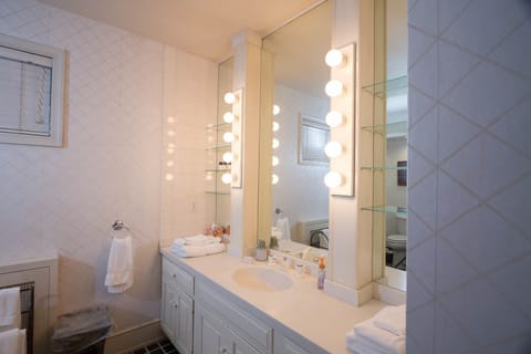 Mary Juliet Danner Suite  | Bathroom | Free toiletries, hair dryer, towels