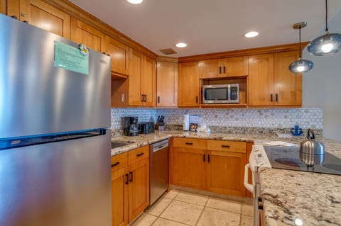 Condo, 1 Bedroom, Oceanfront | Private kitchen