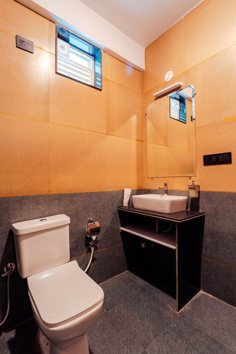 Family Double Room | Bathroom | Shower, rainfall showerhead, free toiletries, bidet