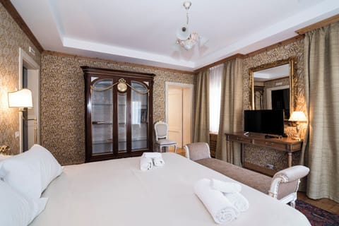Junior Studio Suite | Minibar, in-room safe, individually decorated, individually furnished