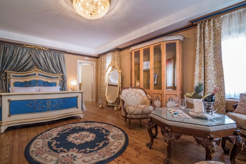 Luxury Suite | Minibar, in-room safe, individually decorated, individually furnished