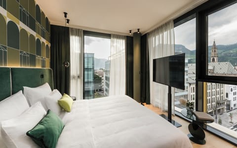 Minibar, in-room safe, desk, laptop workspace