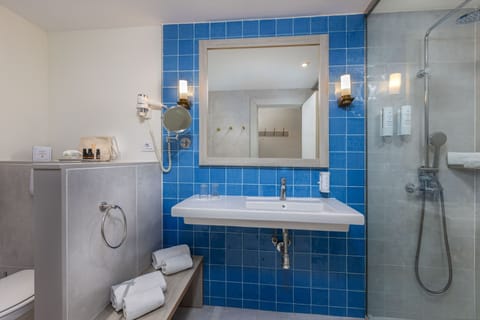 Deluxe Double Room, Balcony, Sea View | Bathroom | Shower, rainfall showerhead, free toiletries, hair dryer