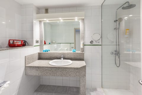 Deluxe Double Room, Balcony | Bathroom | Shower, rainfall showerhead, free toiletries, hair dryer