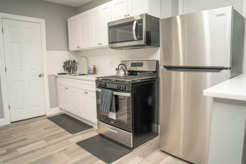 Full-size fridge, microwave, oven, stovetop