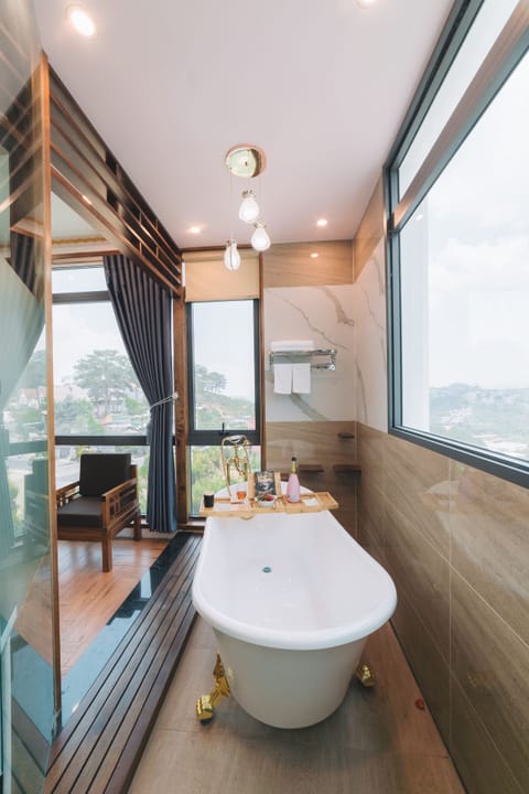 Deluxe Double Room, Bathtub | Bathroom amenities | Free toiletries, hair dryer, towels, soap