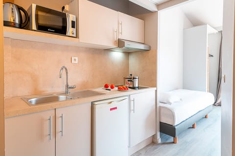 Studio, Multiple Beds | Private kitchen | Mini-fridge, microwave, stovetop, coffee/tea maker