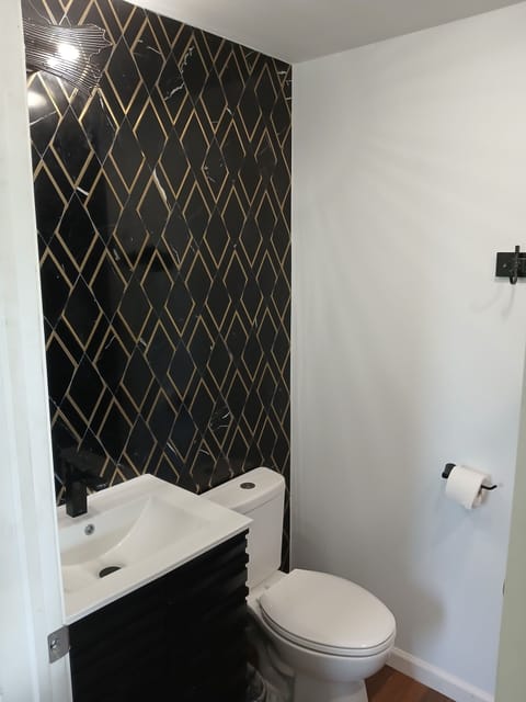 Classic Single Room | Bathroom | Hair dryer, towels, soap, shampoo