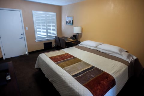 Single Room, 1 King Bed, Non Smoking | Iron/ironing board, free WiFi, bed sheets