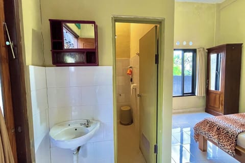 Deluxe Double Room | Bathroom | Shower, rainfall showerhead, free toiletries, bidet