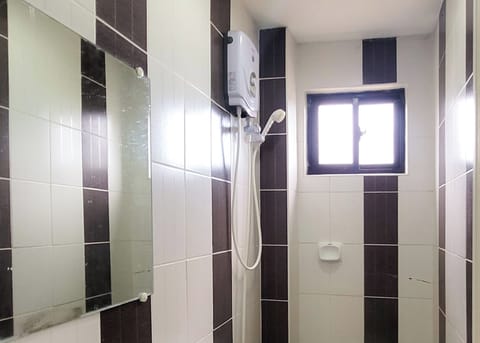 Family Suite | Bathroom | Shower, rainfall showerhead, free toiletries, towels