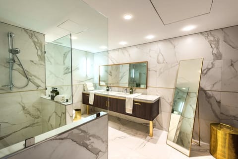 Presidential Suite | Bathroom | Shower, eco-friendly toiletries, hair dryer, towels