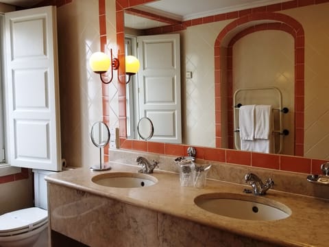 Suite | Bathroom | Combined shower/tub, hair dryer, bidet, towels